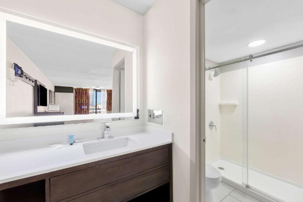 Days Inn & Suites by Wyndham Pigeon Forge image 28