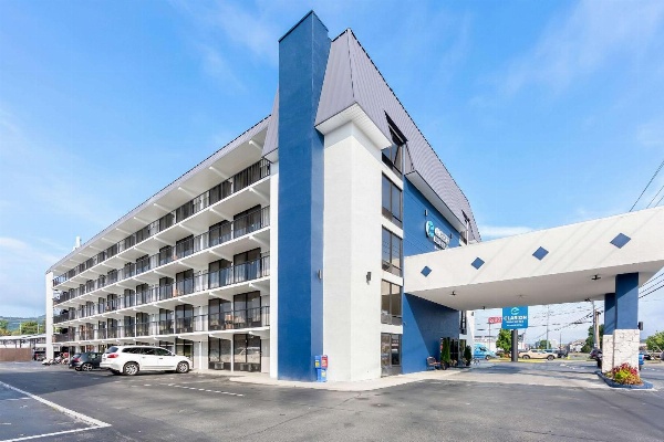 Days Inn & Suites by Wyndham Pigeon Forge Main image