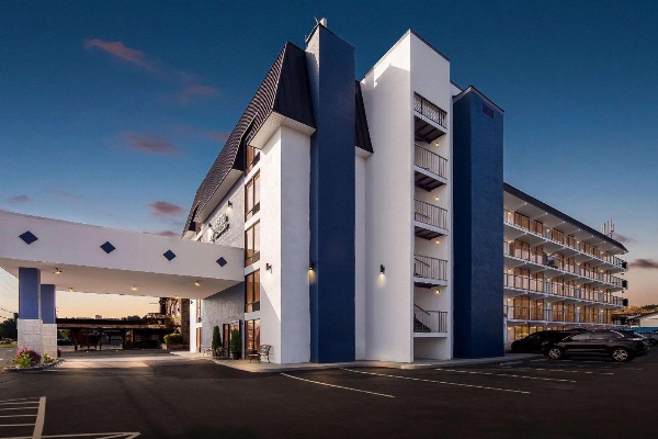 Days Inn & Suites by Wyndham Pigeon Forge image 5